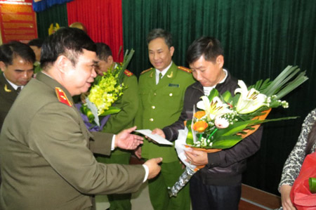 Thiếu tướng Đỗ Hữu Ca – Giám Đốc Công an TP. Hải Phòng thưởng nóng các đơn vị trong chuyên án.