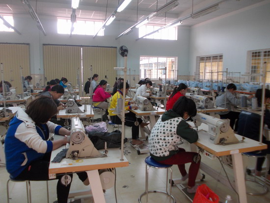 Học viên thực hành tại xưởng thực hành nghề may công nghiệp ở Trung tâm Dạy nghề Tây Sơn. (Nguồn ảnh: Báo Bình Định)