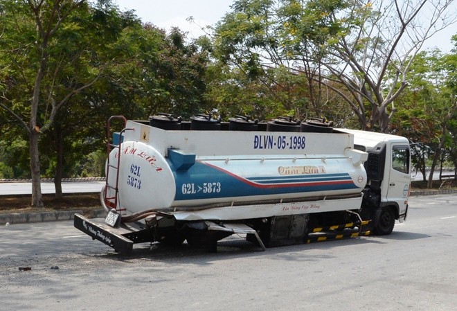 Chiếc xe bồn bị văng bánh khi chạy trên đại lộ Nguyễn Văn Linh.