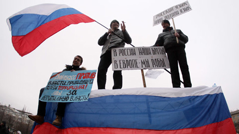 Người dân Ukraina tại Crưm trưng các biểu ngữ bày tỏ sự ủng hộ với lực lượng thân Nga 