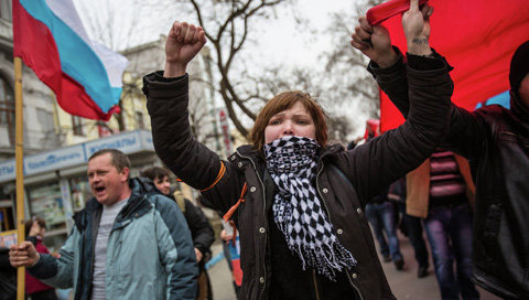 Người dân Ukraina tại Crưm tuần hành ủng hộ lực lượng thân Nga. 