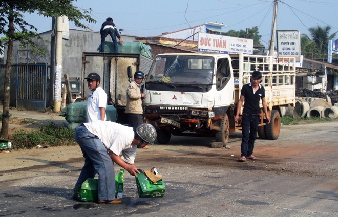 Người dân gom bia giúp tài xế.