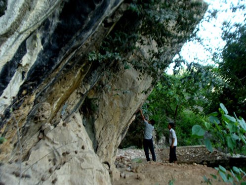 Mái đá chứa những bích họa bí ẩn. 