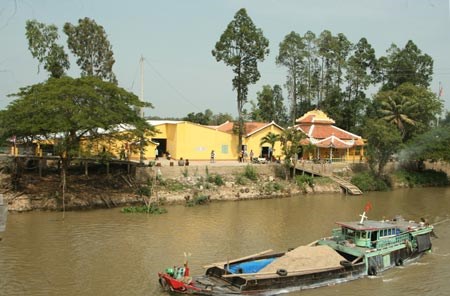 Chùa Bồng Lai bên dòng kênh Vĩnh Tế