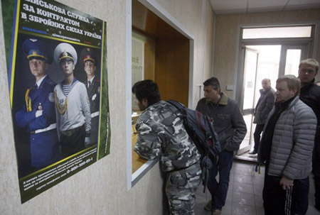 Thanh niên xếp hàng trước một văn phòng tuyển quân ở thủ đô Kiev. 