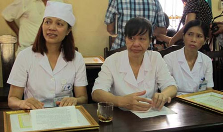 Bà Hoàng Thị Nguyệt (trái) trong lần nhận bằng khen vì dũng cảm tố cáo những sai phạm ở Bệnh viện Hoài Đức.