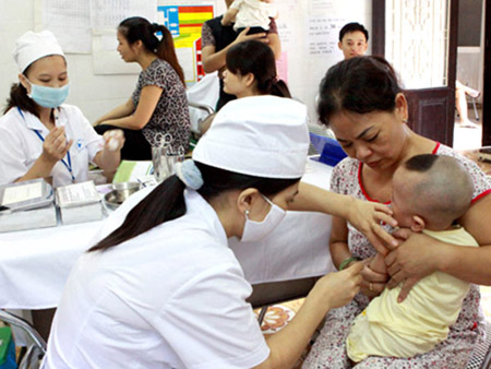 Nhiều tỉnh, thành “cháy” vaccine thủy đậu  do người dân đổ xô đi tiêm phòng. 