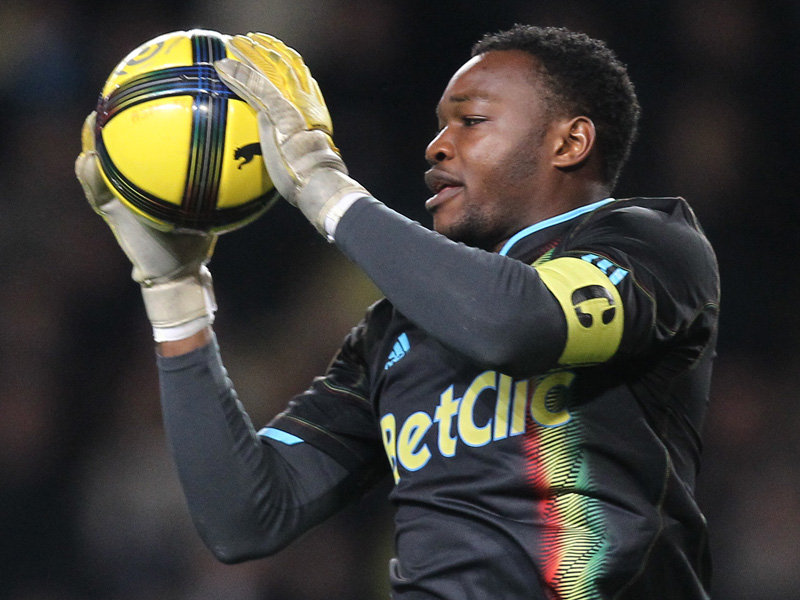 HLV Wenger nhắm Mandanda cho vị trí “gác đền” tại Arsenal