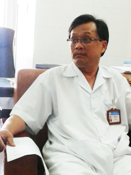 Bác sĩ Cao Văn Nhựt trả lời phóng viên.
