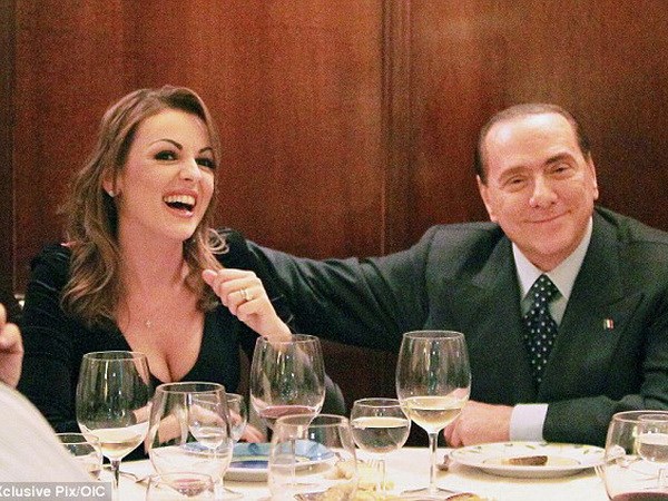 Cựu thủ tướng Italy Silvio Berlusconi và Federica Pascale. (Nguồn: dailymail.co.uk)