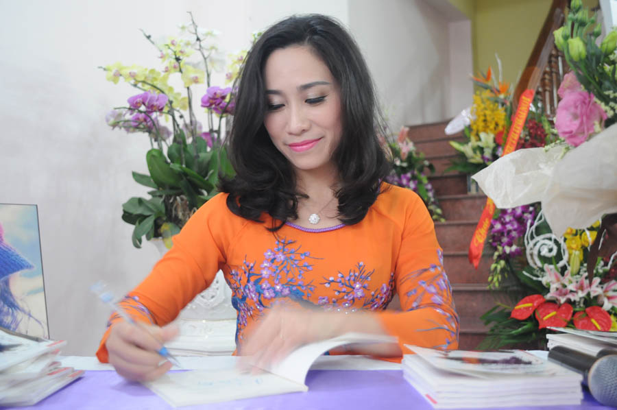 Vũ Quỳnh Hương ký tặng độc giả trong buổi ra mắt tập thơ 