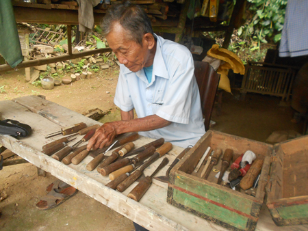 Cụ Thạch, người thầy của anh Tuấn bên những dụng cụ mộc  gắn liền hơn 70 năm với mình