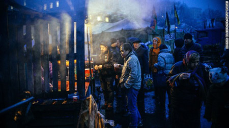 Người dân xếp hàng chờ thức ăn ở Quảng trường Độc Lập tại thủ đô Kiev đêm 5.3. 