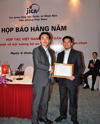 Ông Mori Mutsuya trao giải Nhất giải báo chí JICA năm 2013 cho phóng viên Nguyễn Văn Tùng (bút danh Việt Tùng) - Báo Nông thôn Ngày nay.