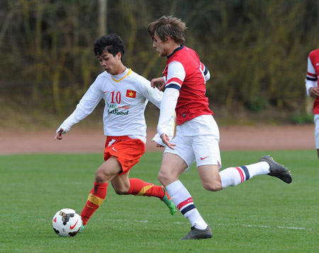 Công Phượng (trái) đã lập cú đúp trong chiến thắng thuyết phục của U19 Việt Nam trước U19 Arsenal.