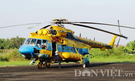 Trực thăng của Không quân ViệtNam đang đậu tại Sân bay Cà Mau để chờ lệnh.