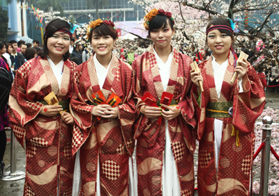 Một nhóm các bạn nữ măcj Yukata trong đội múa truyền thống.