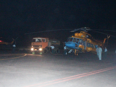 Trực thăng của Không quân ViệtNam tiếp nhiên liệu tại sân bay Cà Mau .
