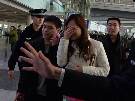 Nỗi lo lắng của người thân khi chờ đợi tin tức về máy bay mất tích. (Nguồn: AFP/TTXVN)