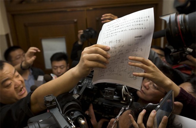 Cảnh tượng cuộc họp báo của hãng Malaysia Airlines tại Bắc Kinh hôm 9.3. Ảnh: AP
