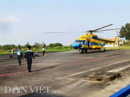 Chiếc Mi 17102 của không quân Việt Nam hạ cánh tại sân bay Cà Mau sau hơn 4 giờ tìm kiếm