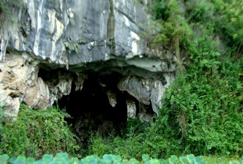 Hang Thúi Thó nằm trong dãy núi có hình vẽ bí ẩn. 