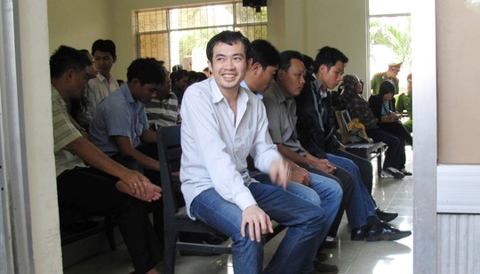 Bị cáo Nguyễn Thân Thảo Thành tươi cười hớn hở tại phiên sơ thẩm