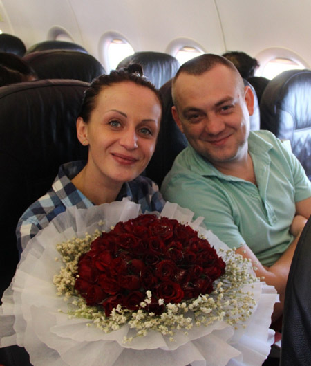 Chị Sorokoumoca Valentina với 100 đóa hoa hồng được VietJet trao ngay… trên trời