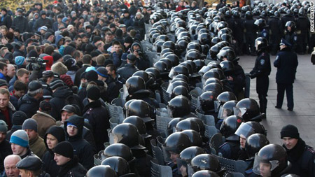 Cảnh sát chống bạo động Ukraine chặn lối vào tòa nhà chính quyền ở Donetsk ngày 9.3. 