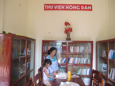 Thư viện nông dân đặt tại nhà ông Ngõ.