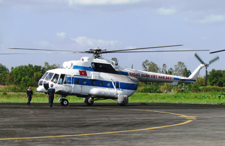 Trực thăng Mi 171 số hiệu 8431 đang chờ lệnh tại sân bay Cà Mau