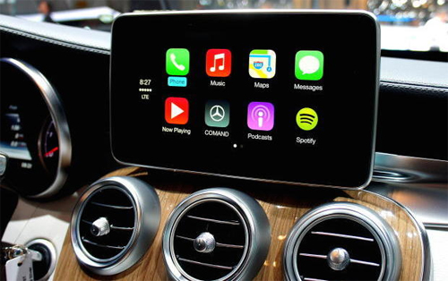  CarPlay, từng được gọi là iOS in the Car, được tích hợp sẵn trong iOS 7.1, cho phép người sử dụng lựa chọn kết nối iPhone với màn hình trên xe để thực hiện cuộc gọi, theo dõi bản đồ, ra lệnh cho Siri...