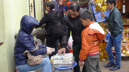 Dịch vụ đổi tiền lẻ hoạt động công khai tại Đền Bà Chúa Kho.