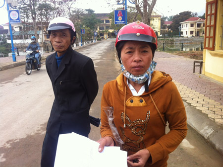 Chị Trương Thị Sâm cùng bố đi kêu cứu thi hành án nhưng chưa có hy vọng.