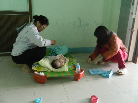 Sơ Hiện đang chăm sóc bé Lâm Bích Phương Thảo