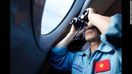  Việt Nam đã tích cực tham gia tìm kiếm chiếc máy bay của Malaysia mất tích.