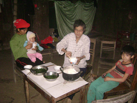 Bữa cơm gia đình ông Triệu Hồng Sơn chỉ có cơm với rau.