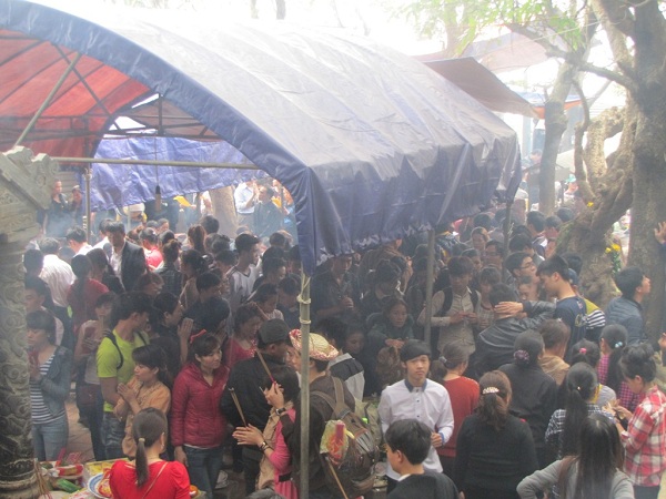 Rất đông du khách hành hương về chùa Hương Tích.