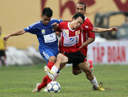 Than Quảng Ninh (trái) đang là một “hiện tượng” ở V.League 2014.