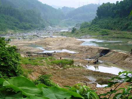 Thủy điện chặn dòng khiến nước sông Vu Gia bị nhiễm mặn sớm.