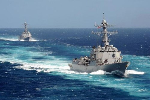 Khu trục hạm USS Kidd và USS Pinckney của Mỹ.