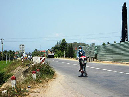 Đoạn đường nơi em Nguyễn Thị Phước T bị kẻ xấu rạch mông. Ảnh: X.Phương