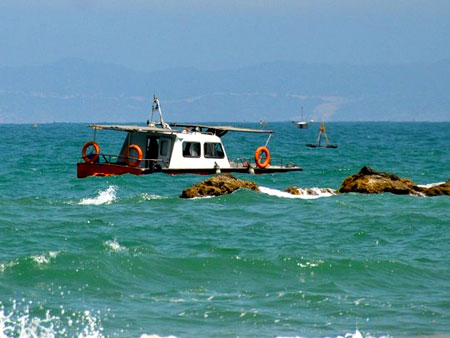 Lực lượng cứu hộ neo tàu, tích cực tìm kiếm thi thể nạn nhân Phước và Hoàng.