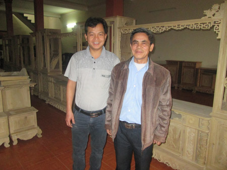 Anh Ngô Doãn Hòa (trái) và ông Vũ Mạnh Khỏa -  Chủ tịch Hội ND thị trấn Cổ Lễ.