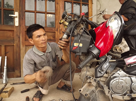 Ngoài việc sửa chữa xe máy, anh Xuyến còn là một thợ cơ khí.