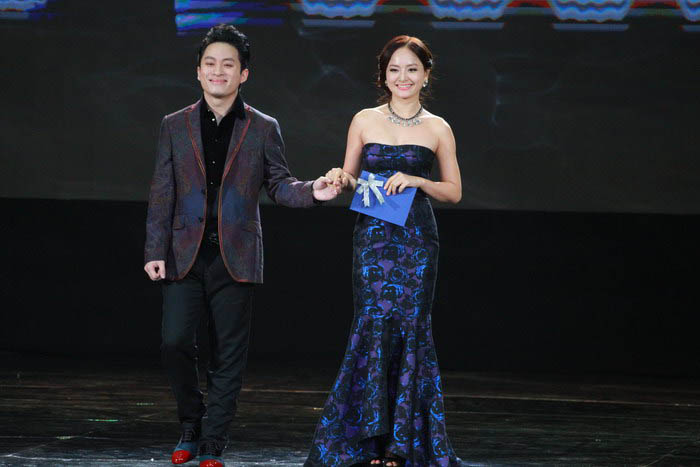 Ca sĩ Tùng Dương và diễn viên Lan Phương lên đọc giải thưởng