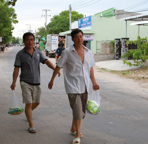Lao động Trung Quốc ở huyện Tuy Phong, tỉnh Bình Thuận ra ngoài mua sắm Ảnh: BẠCH LONG