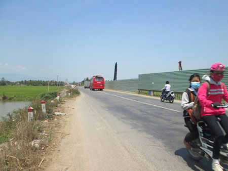 Đoạn đường một em học sinh bị rạch  quần, cũng là nơi anh Võ Minh bị tai nạn. Ảnh: Xuân Phương