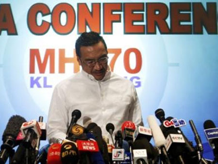 Bộ trưởng Quốc phòng kiêm Quyền Bộ trưởng Giao thông Malaysia Hishammuddin Hussein đọc thông báo về MH370 trong buổi họp báo chiều nay (16.3) ở sân bay quốc tế Kuala Lumpur. Ảnh: Reuters