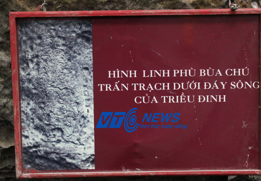 Hình bùa linh phù ông Son chụp lại treo lên vách đá để mọi người nhìn rõ 